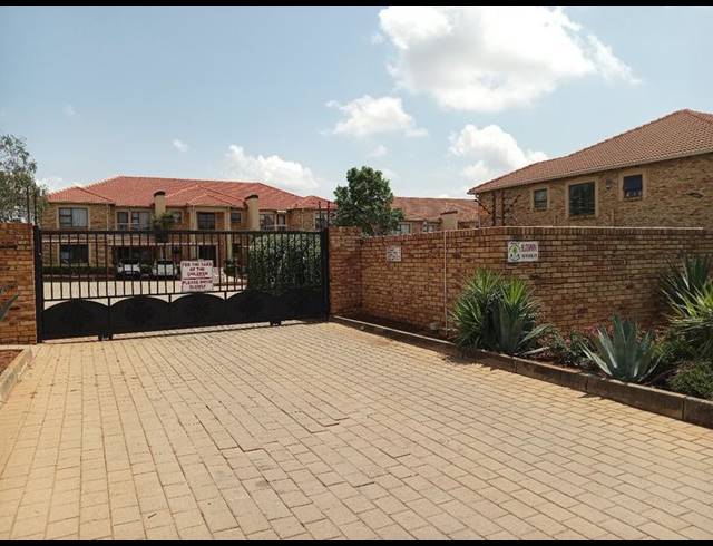 2 BEDROOM TOWNHOUSE FOR SALE IN RANDPOORT